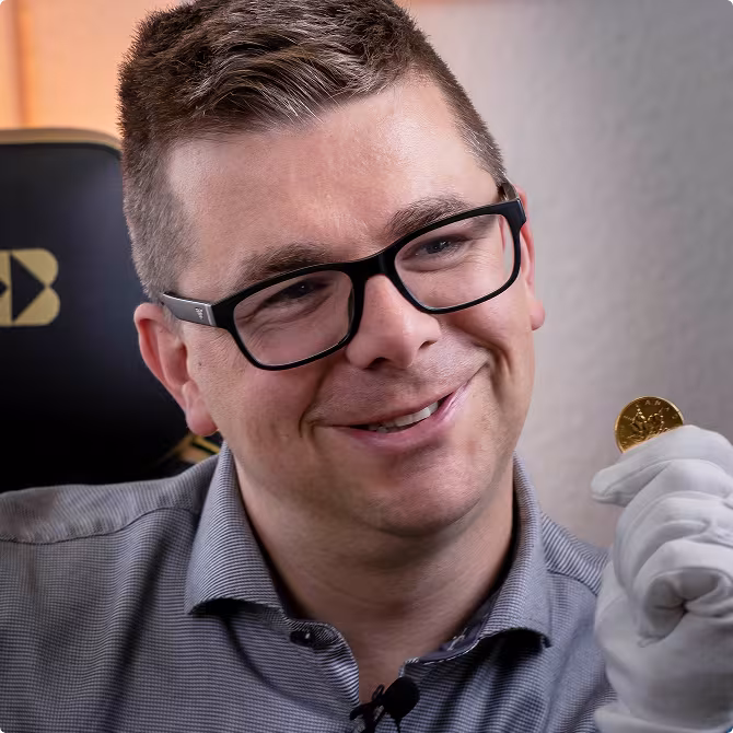 Michael Bastian – Inhaber Goldmichi Edelmetallhandel Rostock mit Goldmünze