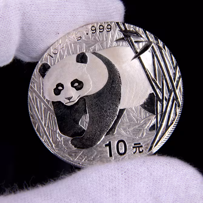 China Panda Silbermuenze 1 oz 2002 Vorderseite Panda Bambus in weissen Handschuhen