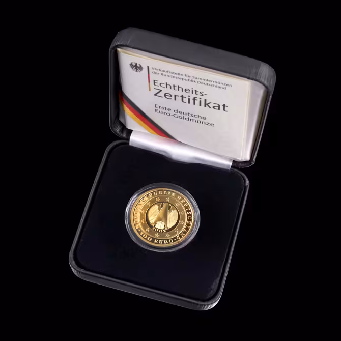 Deutschland 100 Euro Goldmuenze 2002 in schwarzer Schatulle mit Echtheitszertifikat Erste deutsche Euro-Goldmuenze