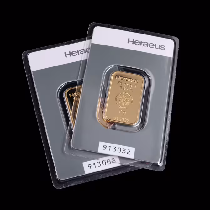 Heraeus Goldbarren 10g zwei Blister in Hand Schraegansicht