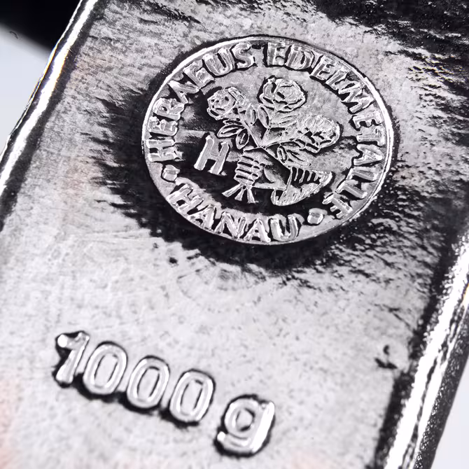 Heraeus Silberbarren 1000g Nahaufnahme Firmenemblem Hanau 1000g-Praegung