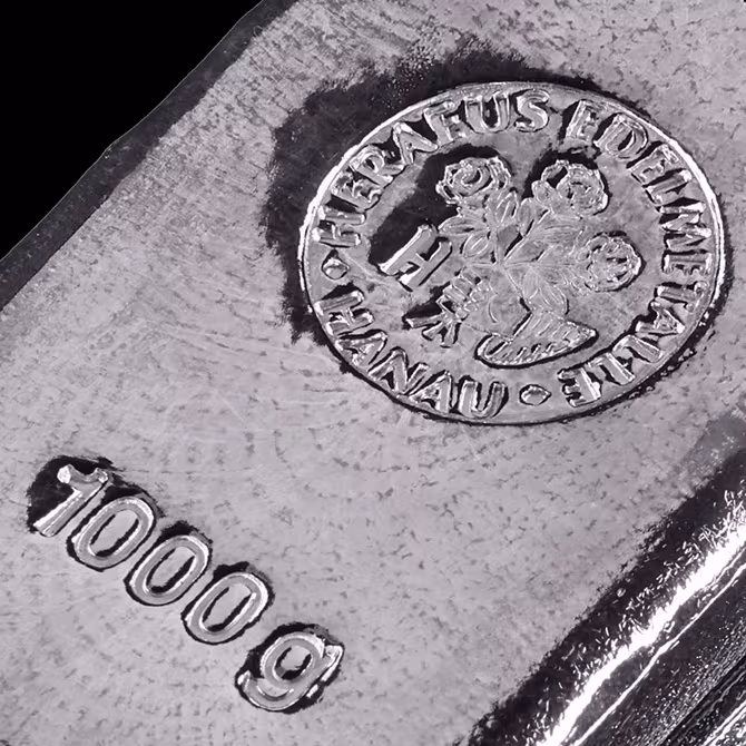 Heraeus Silberbarren 1000g Nahaufnahme Logo Emblem und Gewichtsangabe