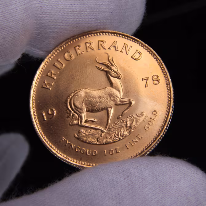 Kruegerrand Goldmuenze 1 oz 1978 Vorderseite Springbock FYNGOUD 1 OZ FINE GOLD in Handschuhen