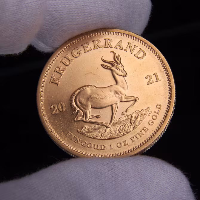 Kruegerrand Goldmuenze 1 oz 2021 Vorderseite Springbock FYNGOUD 1 OZ FINE GOLD in Handschuhen