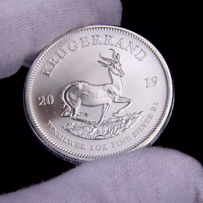 Kruegerrand Silbermuenze 1 oz 2019 Vorderseite Springbock FEINSILBER 1 OZ FINE SILVER R1 in weissen Handschuhen