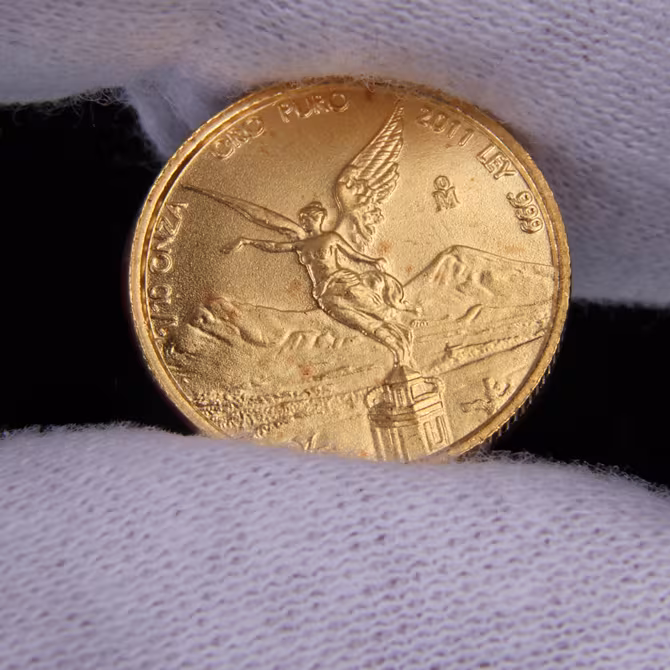 Libertad Goldmünze 1/10 oz in Handschuh gehalten, Vorderseite Siegesgöttin