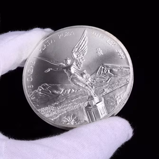 Libertad Silbermuenze 5 oz 2012 Vorderseite Siegesgöttin in weissen Handschuhen 5 ONZAS PLATA PURA