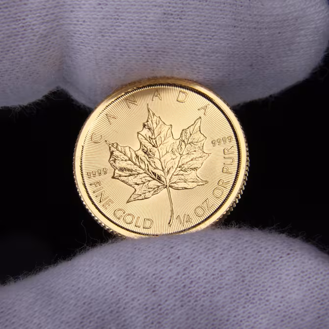 Royal Canadian Mint Maple Leaf Goldmünze 1/4 oz in Handschuh gehalten, Vorderseite