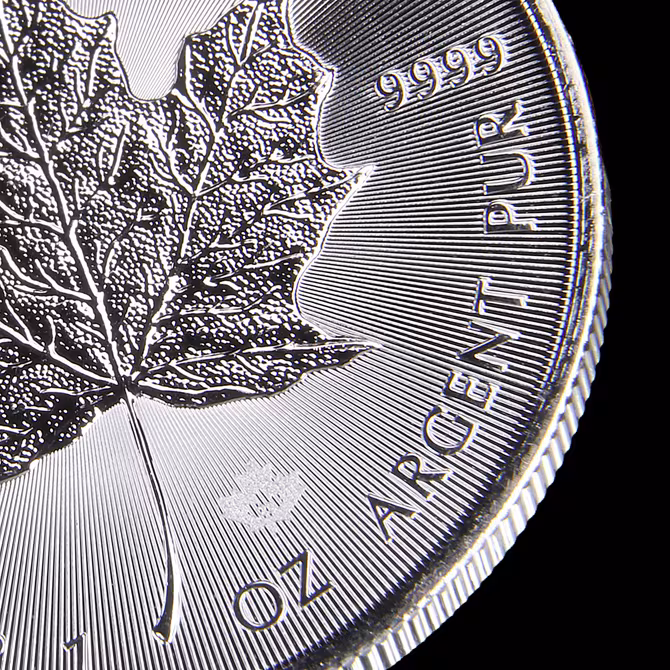 Maple Leaf Silbermuenze 1 oz 2023 Detailansicht Ahornblatt 9999 ARGENT PUR Sicherheitsmerkmal