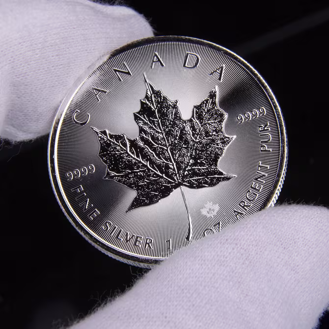 Maple Leaf Silbermuenze 1 oz 2023 Vorderseite Ahornblatt CANADA 9999 FINE SILVER in Handschuhen