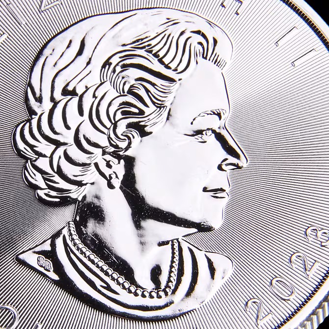 Maple Leaf Silbermuenze 1 oz 2023 Detailansicht Portraet Elizabeth II. mit Perlenkette 2023