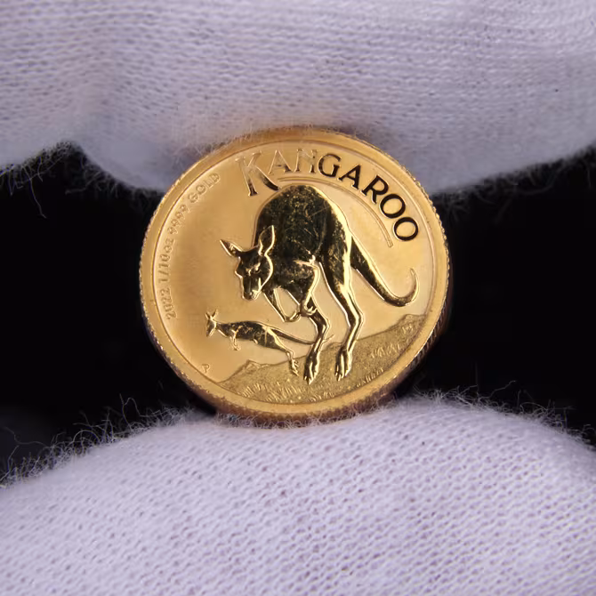 Perth Mint Känguru Goldmünze 1/10 oz 2022 in Handschuh gehalten