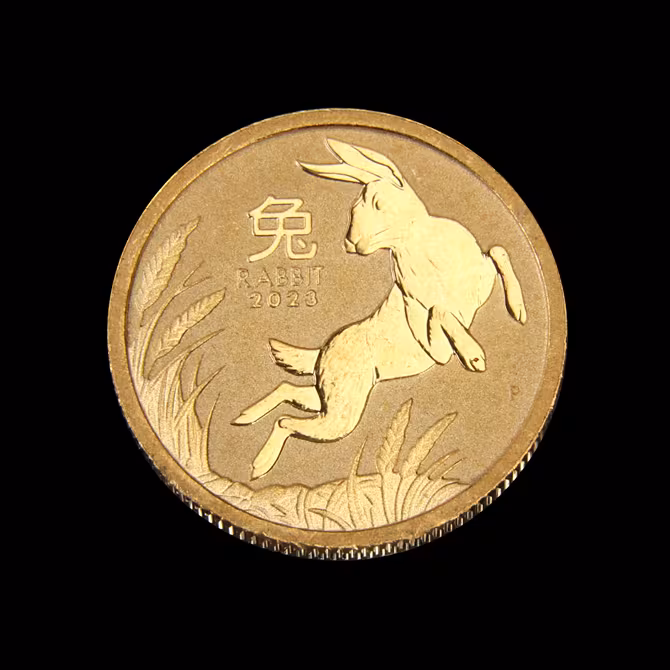 Perth Mint Goldmünze 1/10 oz Lunar III Hase 2023 Detailaufnahme Hasenmotiv und Schriftzeichen