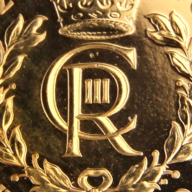 Royal Mint Coronation Goldmuenze 1 oz 2023 Detailansicht Monogramm CIIIR mit Krone und Lorbeerzweigen