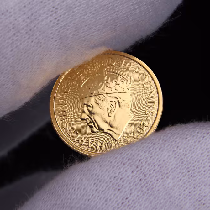 Royal Mint Coronation Goldmuenze 1 oz 2023 Rueckseite Portraet Charles III. in weissen Handschuhen